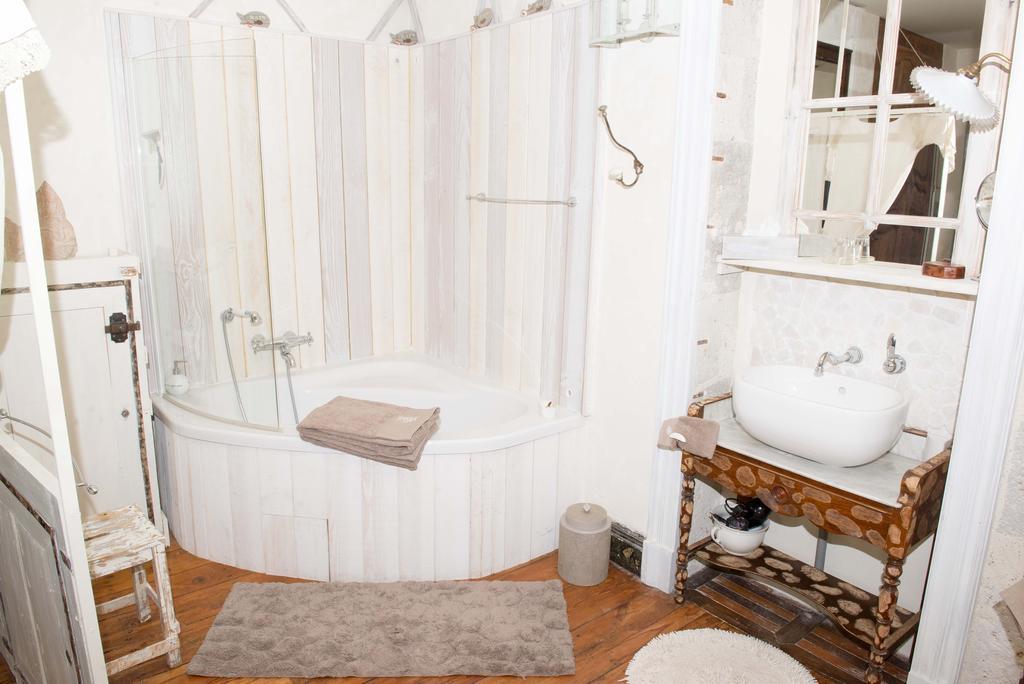 Au Bonheur D'Alphonse Bed & Breakfast Lusignan-Petit Bilik gambar